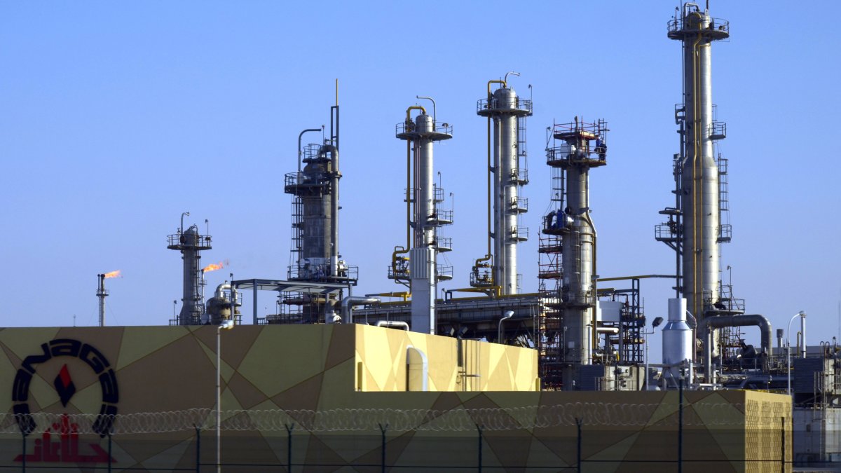 Imagen de una refinería en el desierto de Baréin.