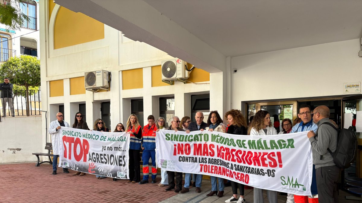 Concentración del Sindicato Médico de Málaga en la entrada del Centro de Salud de Torro.