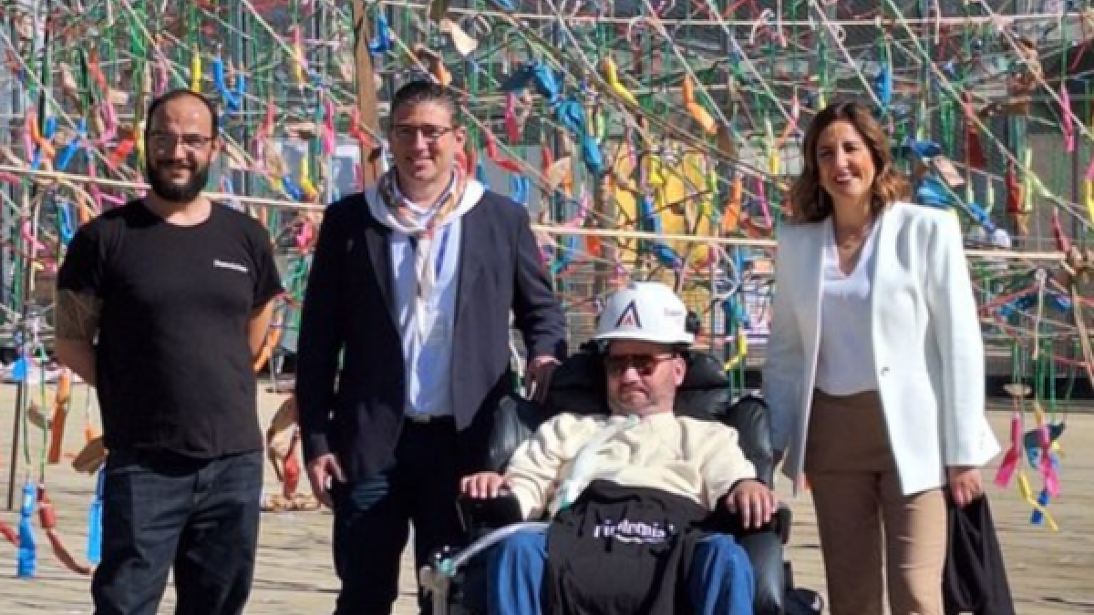 La alcaldesa de Valencia visita el montaje de la mascletà a cargo de la Pirotecnia Turís junto a Jordi Sabaté