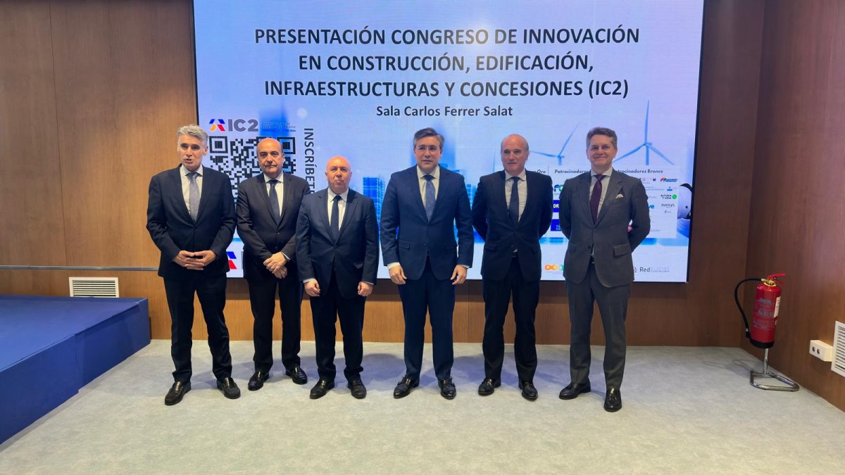 Foro de expertos reunidos en la sede de la CEOE en Madrid para abordar el estado de nuestras infraestructuras.