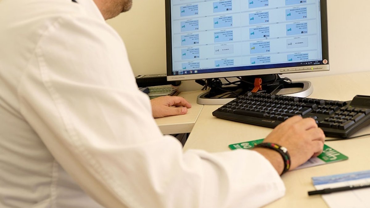 Médico de atención primaria en consulta.