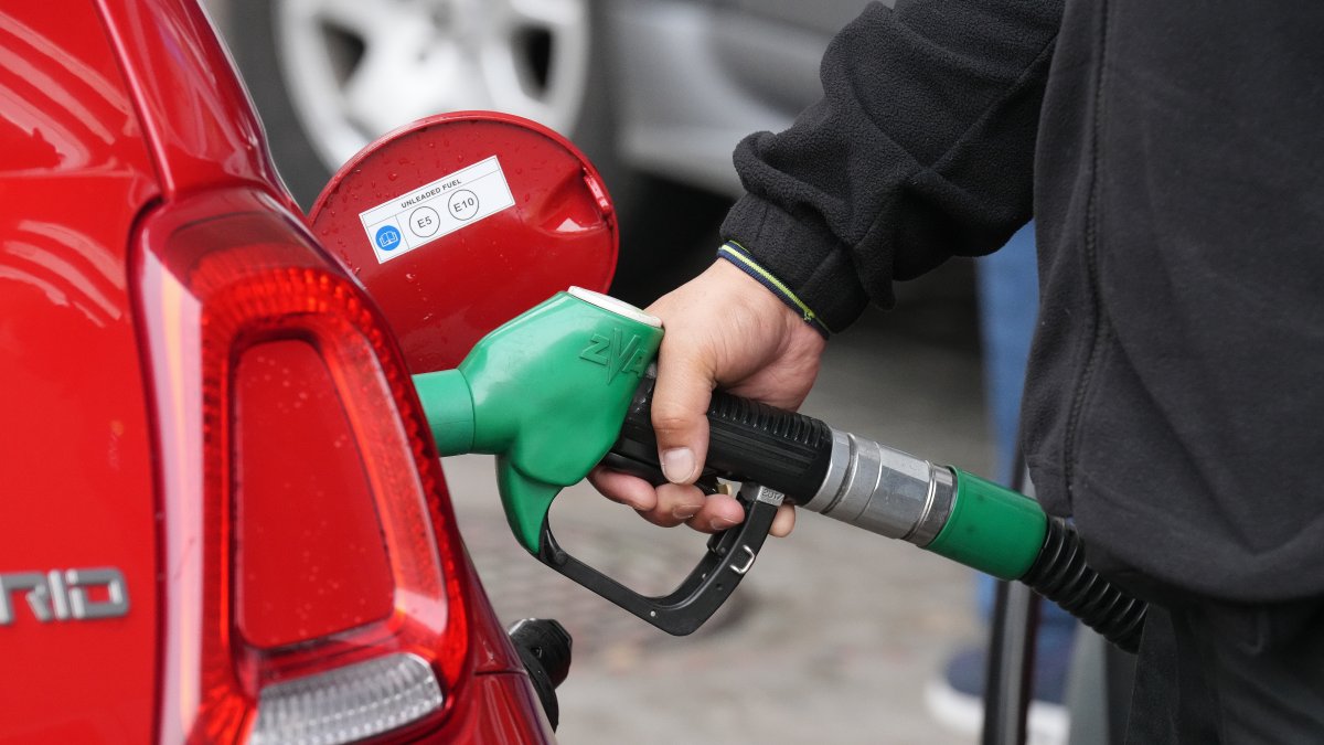 Una persona echa combustible, a 4 de marzo de 2026, en Barcelona, Catalunya (España). 
David Zorrakino / Europa Press
04/3/2026