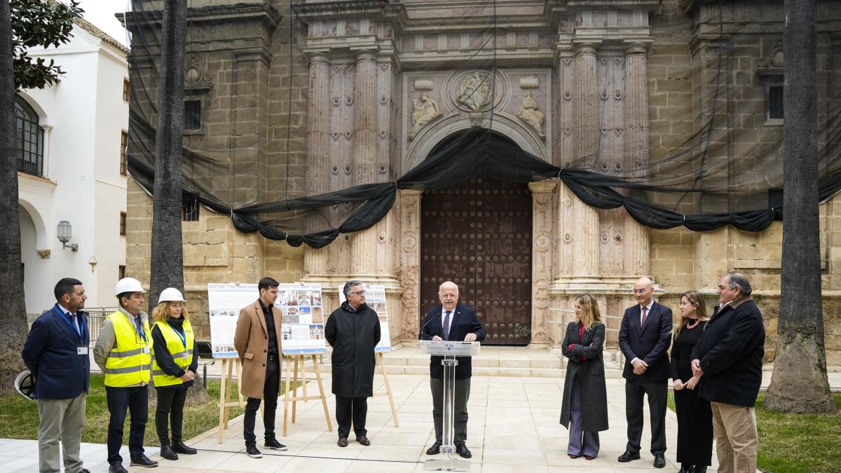 El presidente del Parlamento, Jesús Aguirre, en el arranque de las obras.