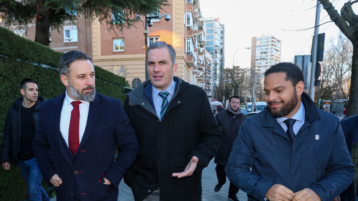 El presidente de Vox, Santiago Abascal,Javier Ortega Smith, y el secretario general del partido, Ignacio Garriga