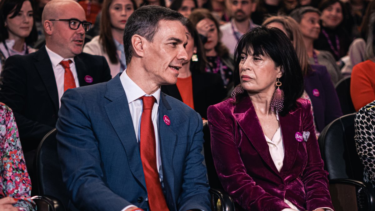 El presidente del Gobierno, Pedro Sánchez, y la ministra de Igualdad, Ana Redondo, durante el acto institucional con motivo del 8M.