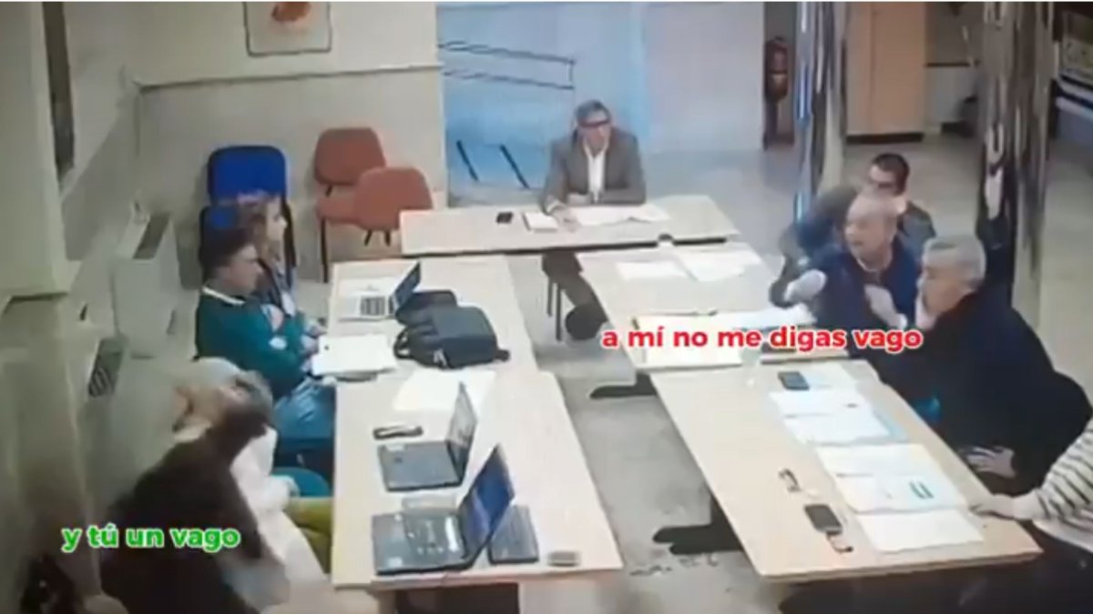 Imagen del pleno en Aranjuez el que un concejal del PSOE lanza un vaso de café a otro de Vox.