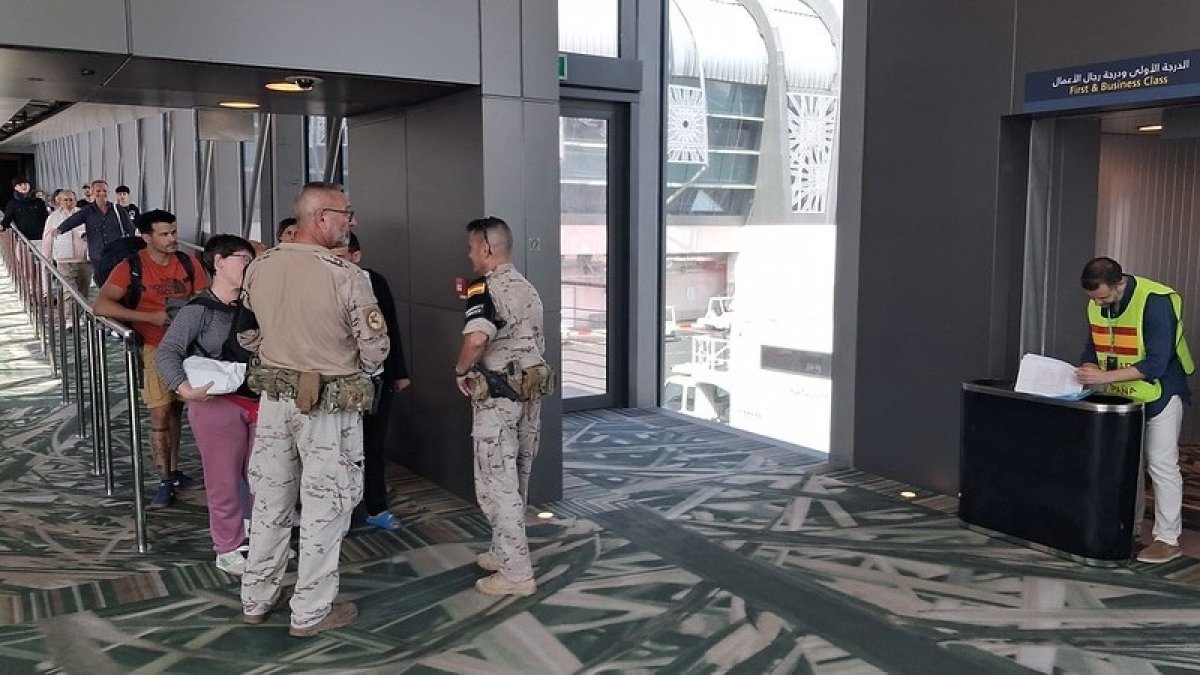Embarque de los españoles evacuados desde Omán en la segunda misión del Ejército del Aire.