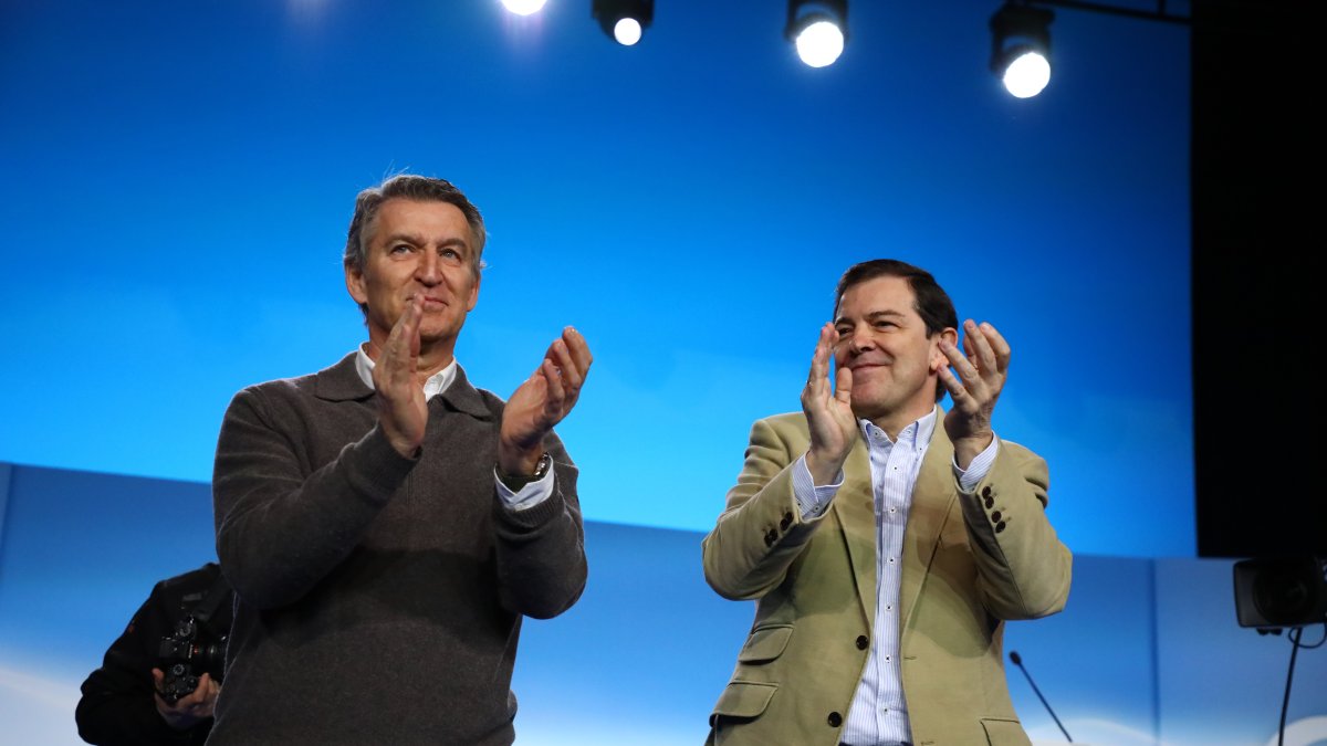 El presidente del Partido Popular, Alberto Núñez Feijóo, y el presidente de la Junta y candidato a la reelección, Alfonso Fernández Mañueco.