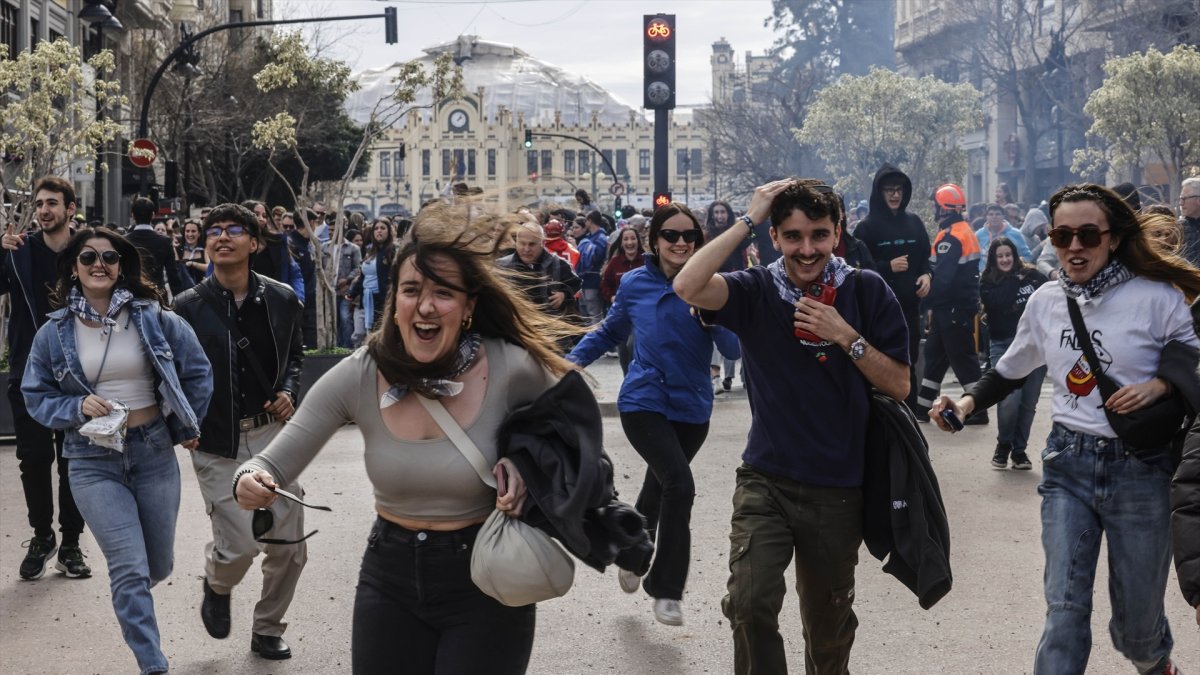 (Foto de ARCHIVO) Varias personas corren hacia el pirotécnico tras la mascletà. Rober Solsona / Europa Press