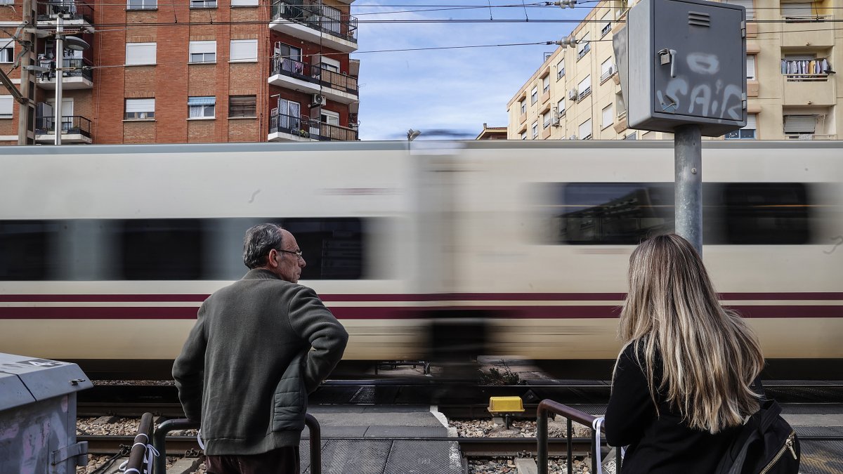 Tren a su paso por Alfafar en una imagen de archivo.