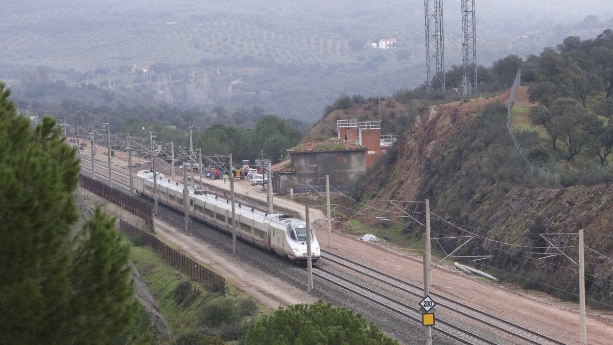 Tren circulando a la altura de Adamuz, Córdoba.