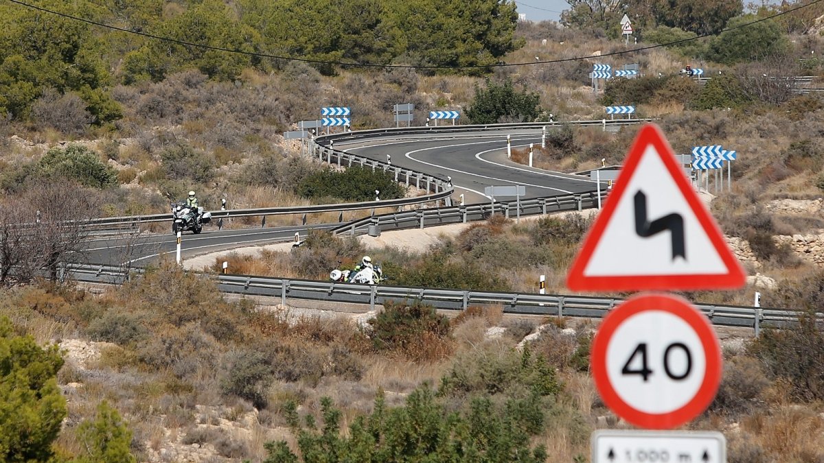 Imagen de archivo de una patrulla de motoristas en una carretera.