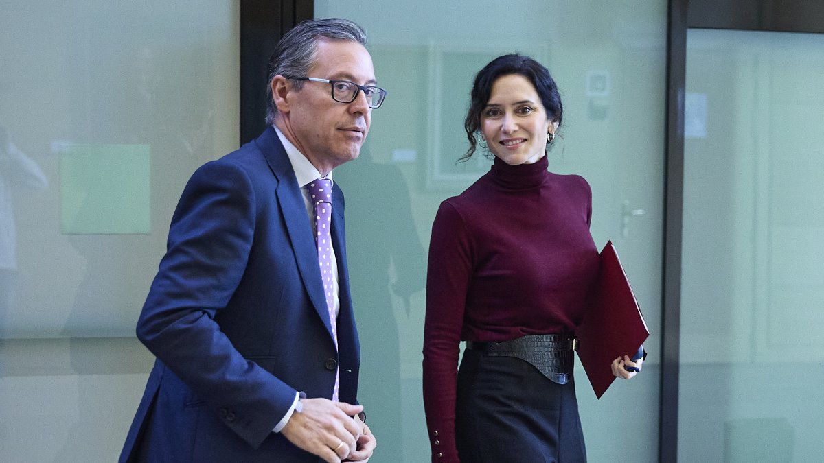 (Foto de ARCHIVO)
El senador del PP Alfonso Serrano y la presidenta de la Comunidad de Madrid, Isabel Díaz Ayuso, a su llegada a un pleno de la Asamblea de Madrid, a 20 de noviembre de 2025, en Madrid