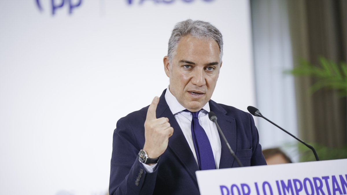 El vicesecretario de coordinación autonómica y local y análisis electoral del Partido Popular, Elías Bendodo, durante un encuentro del Partido Popular, en el Hotel Ciudad de Vitoria 10/3/2026