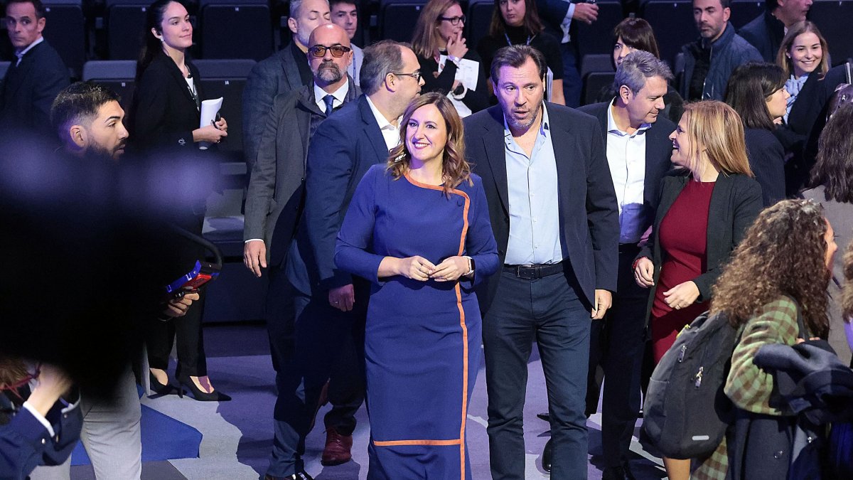La alcaldesa de Valencia, María José Catalá, junto al ministro de Transportes, Óscar Puente
