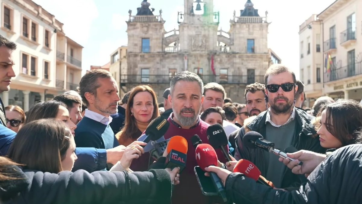 El presidente de Vox, Santiago Abascal, comparece ante los medios en Astorga (León) en un acto de campaña electoral.
EUROPA PRESS
10/3/2026