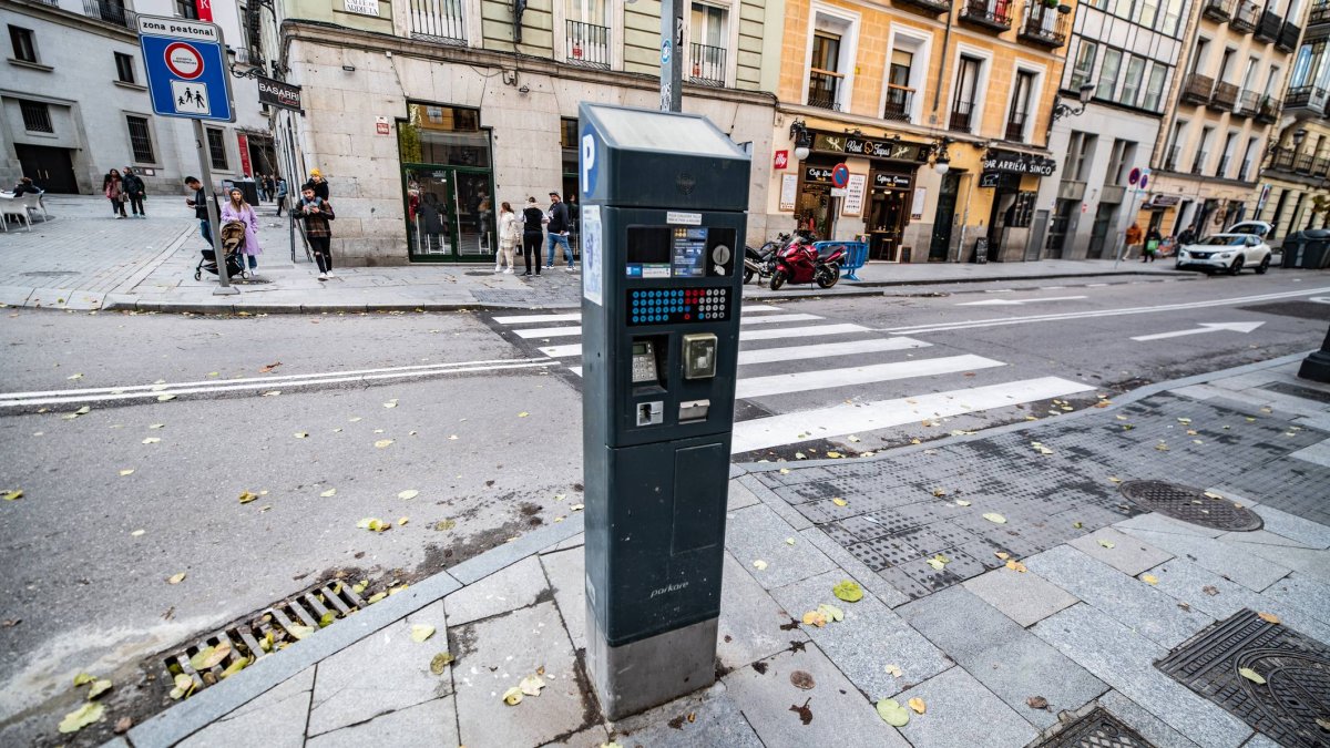 Los parquímetros de la zona SER de Madrid podrían ampliar su horario y aplicarse también por la noche, domingos y festivos en barrios con mayor presión de aparcamiento