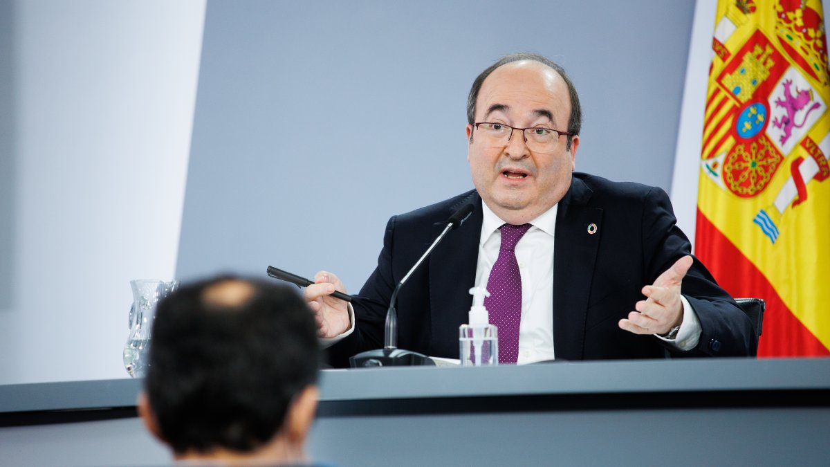 El exministro de Cultura y Deporte, Miquel Iceta, interviene en una comparecencia en Moncloa, a 15 de febrero de 2022.