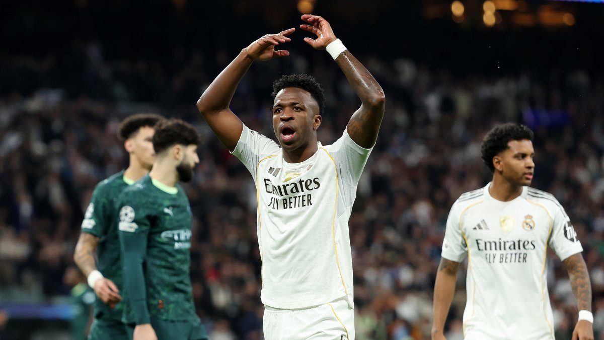 Vinicius Jr pide el apoyo del público en el Santiago Bernabéu (Photo by Florencia Tan Jun/Getty Images)