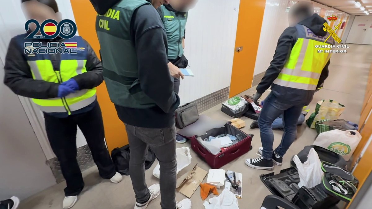 Efectos con los que actuaba la banda interceptados por los agentes.