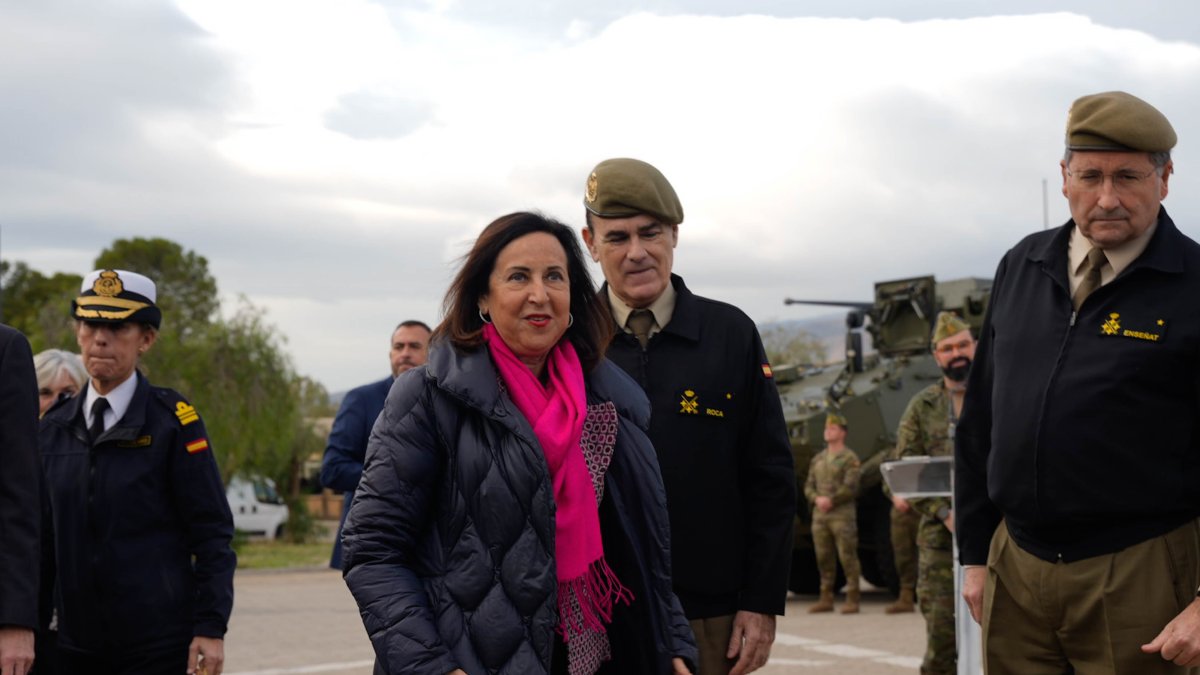 La ministra de Defensa, Margarita Robles, a su llegada al acto de entrega de los primeros vehículos 8x8 'Dragón' al Ejército de Tierra.