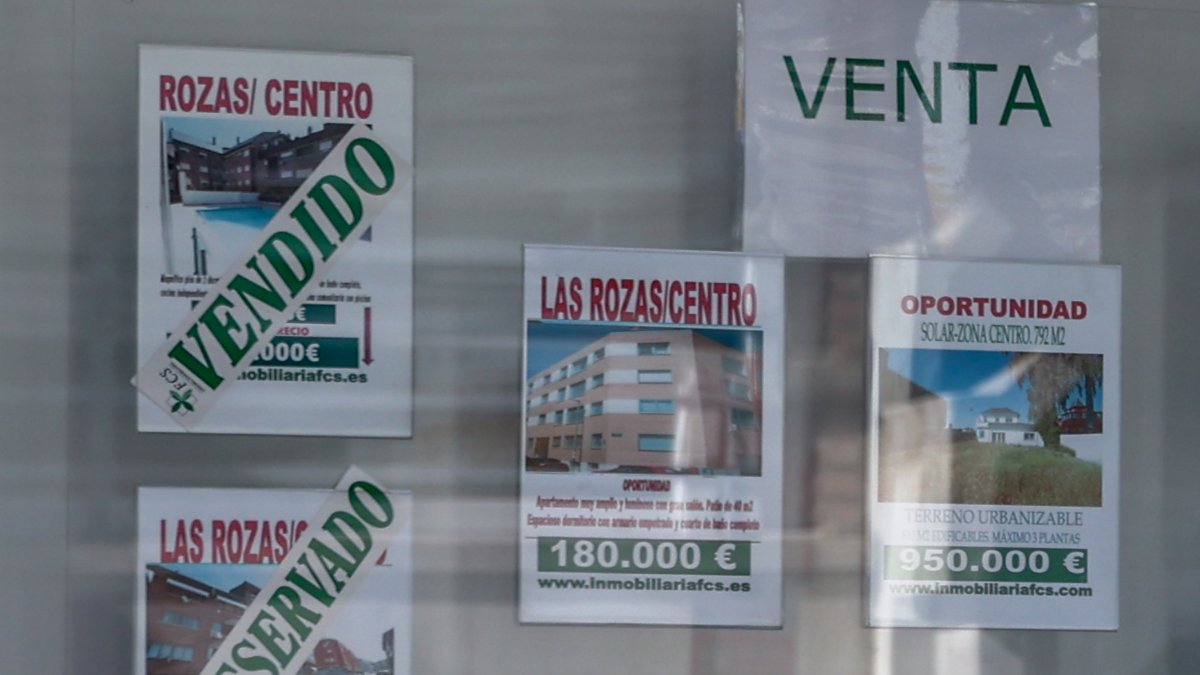 El escaparate de una inmobiliaria oferta sus productos.