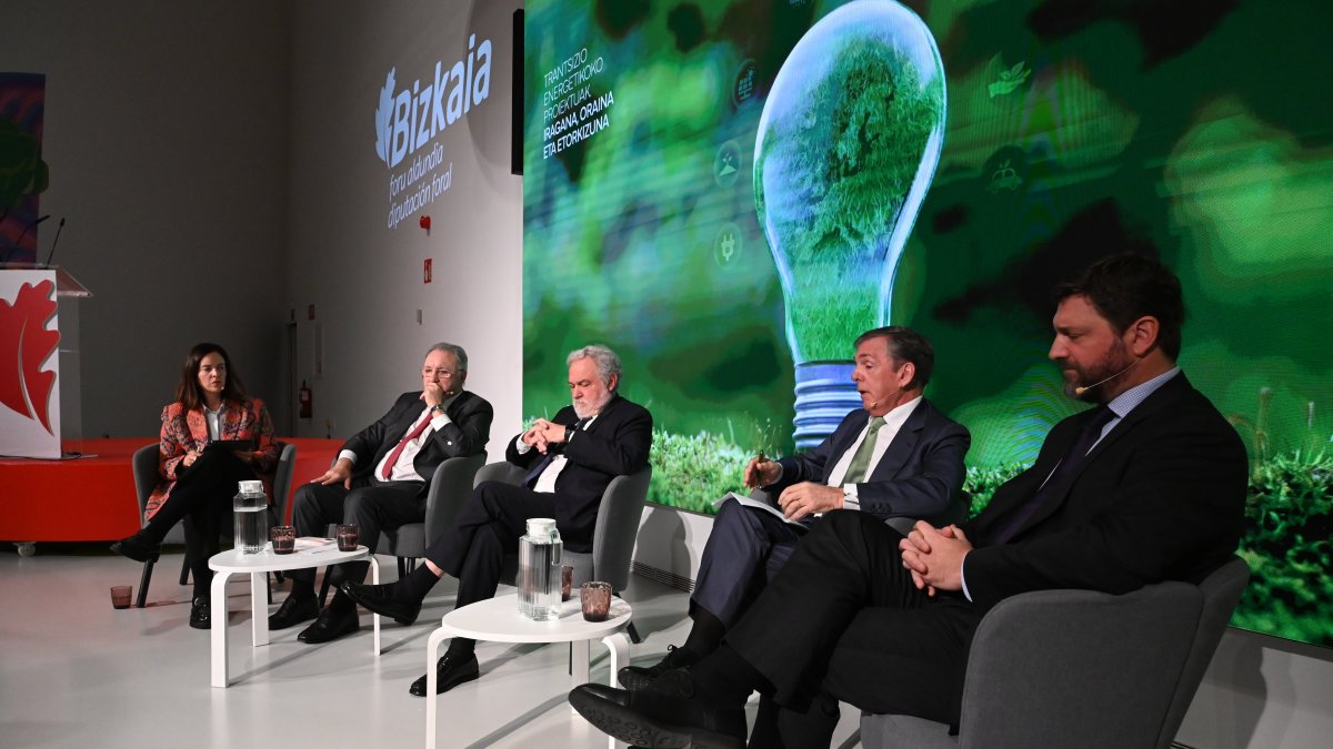 El presidente de Sidenor, José Jainaga; el CEO de Petronor, José Ignacio Zudaire; el delegado institucional del País Vasco de Iberdrola, Asís Canales; y el director global de Eficiencia Energética de Gestamp, Iñigo López Brañas, durante la mesa redonda: