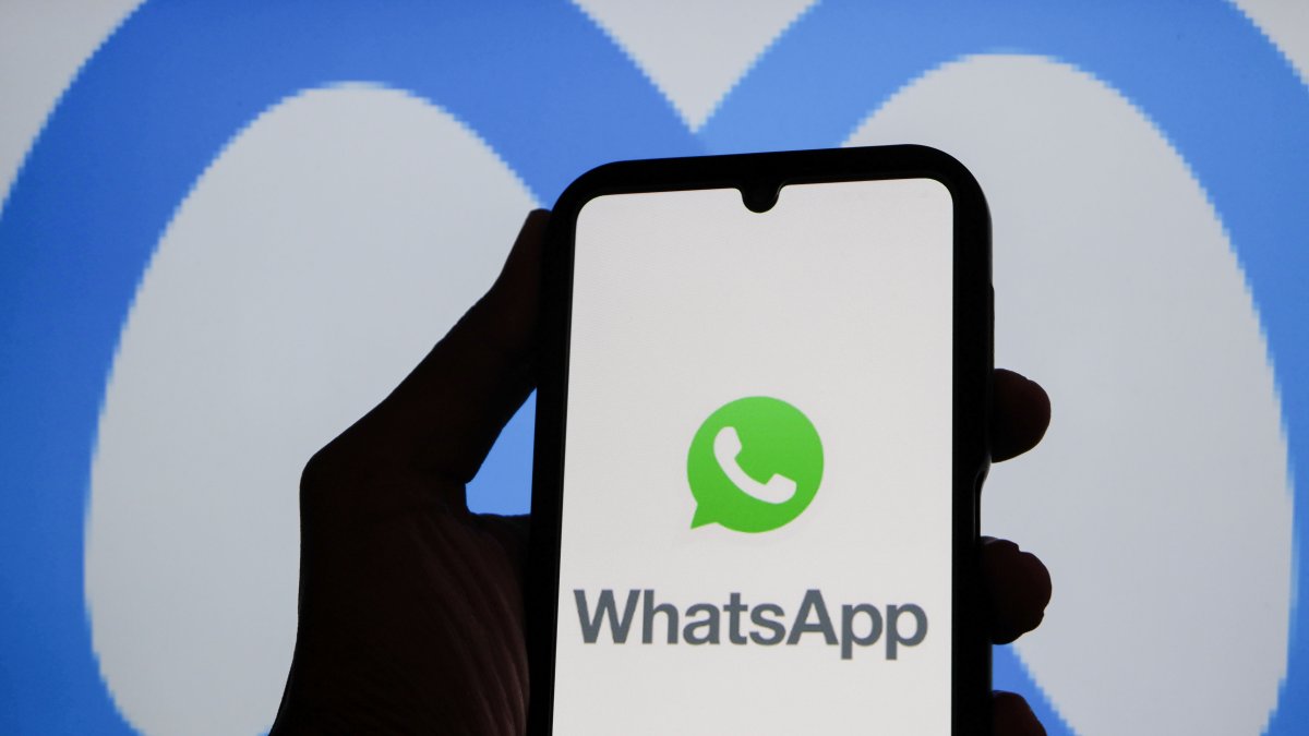 Ilustración del logo de WhatsApp en un móvil.