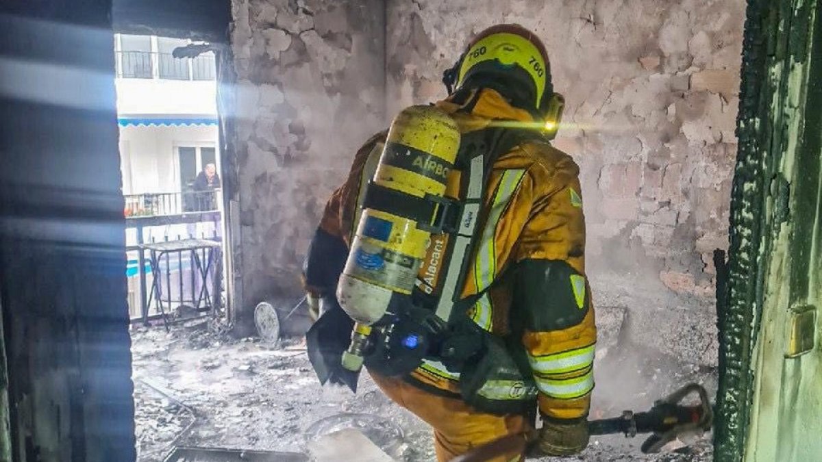 Un bombero accede a la vivienda siniestrada en Altea.