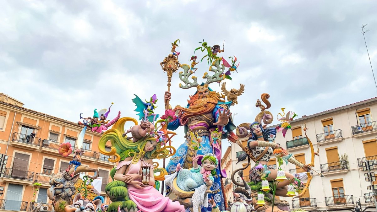 Ambiente en una falla de Valencia durante las celebraciones falleras