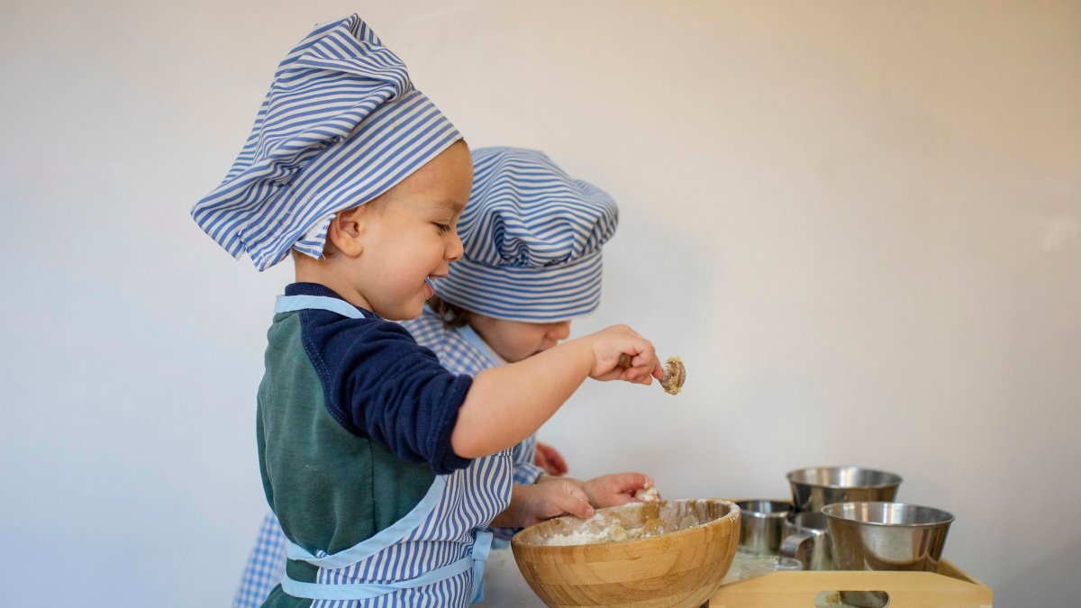 Niños cocinando
