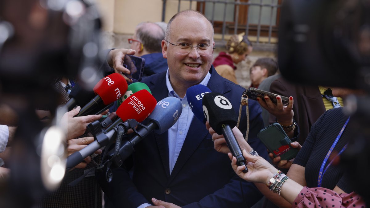El secretario general del PP, Miguel Tellado, atiende a los medios durante la mascletà del Ayuntamiento de Valencia, a 12 de marzo de 2026, en Valencia