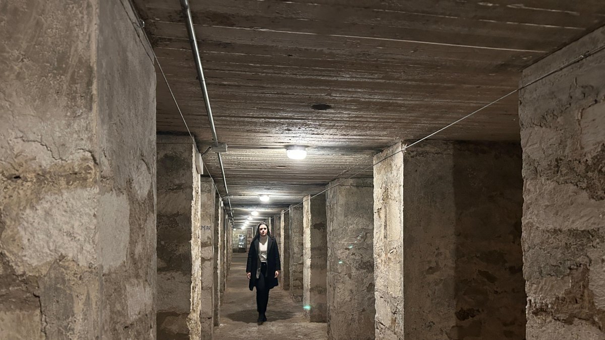 La concejala de Cultura en Alicante, Nayma Beldjilali, en un refugio antiaéreo de la Guerra Civil.