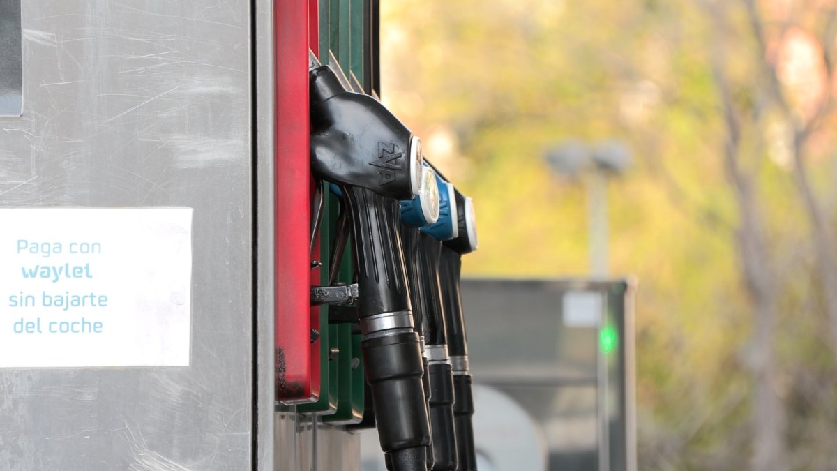 Mangueras de combustible en una gasolinera.
EUROPA PRESS
09/3/2026