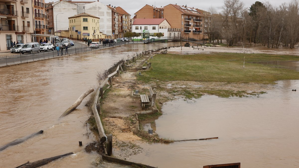 Calles inundadas por el desbordamiento del río Duero, a 15 de febrero de 2026, en San Esteban de Gormaz, Soria.