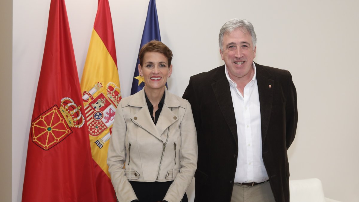 La presidenta de Navarra, la socialista María Chivite, y el alcalde de Pamplona, Joseba Asiron, de Bildu.