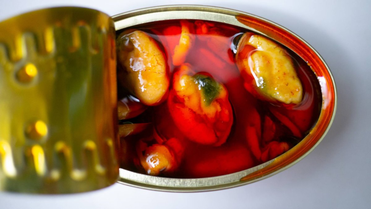 Mejillones en escabeche en conserva, el ingrediente clave de la tapa viral del chef Marcos Serén