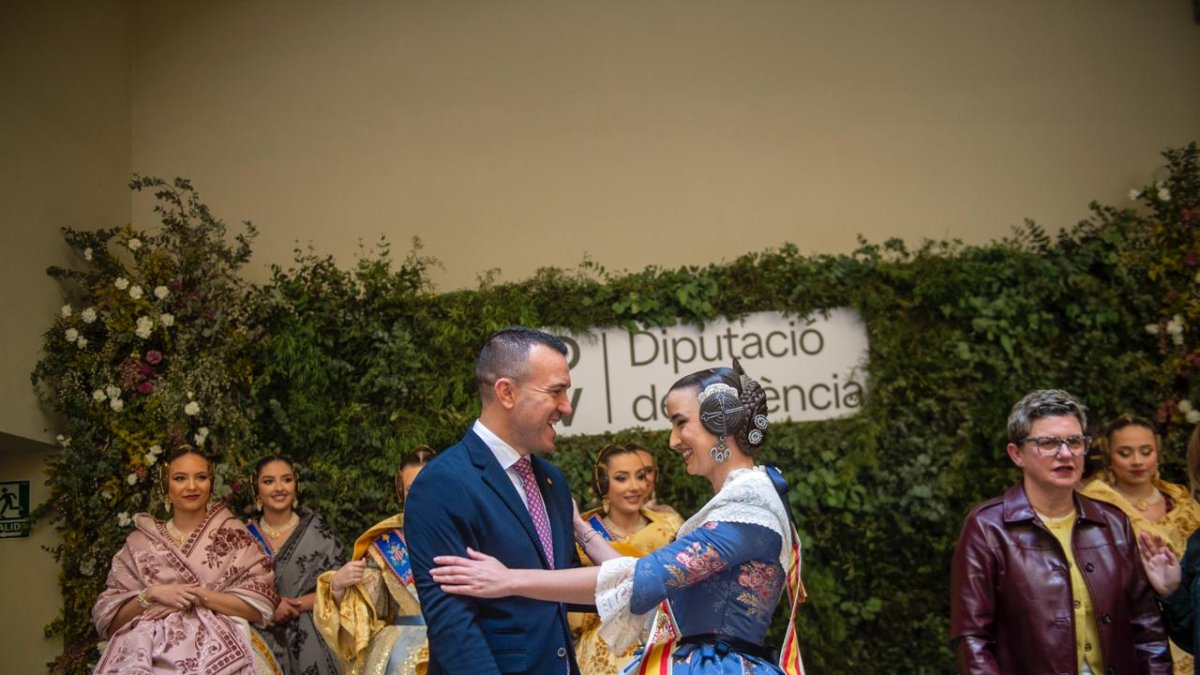 El presidente de la Diputación, Vicent Mompó, recibe a la Fallera Mayor de Valencia, Carmen Prades.