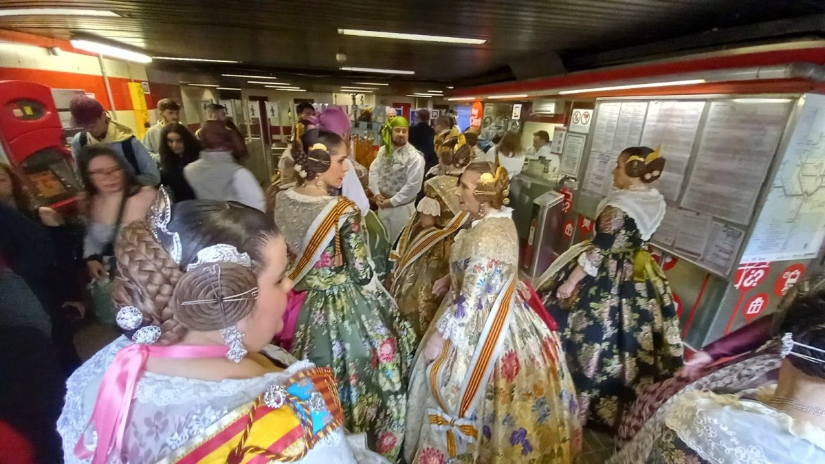 Falleras en el metro.