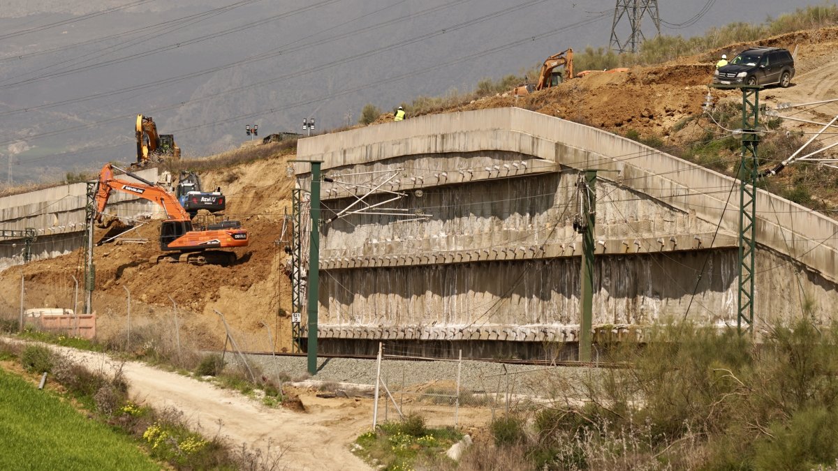 Trabajos en la vía de Alta Velocidad que une Málaga con Madrid, tras la caída de un muro de contención de cinco metros a la altura del municipio malagueño de Álora.