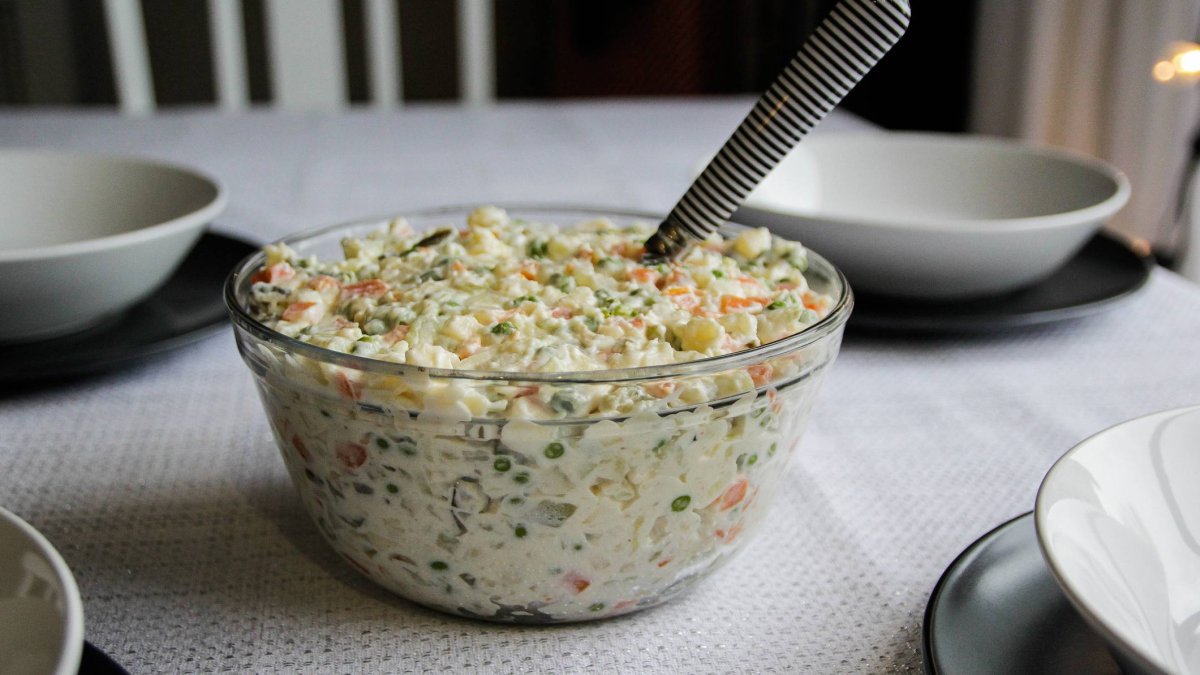 La ensaladilla rusa, uno de los clásicos más populares de la gastronomía española, puede transformarse con el toque de las conservas.