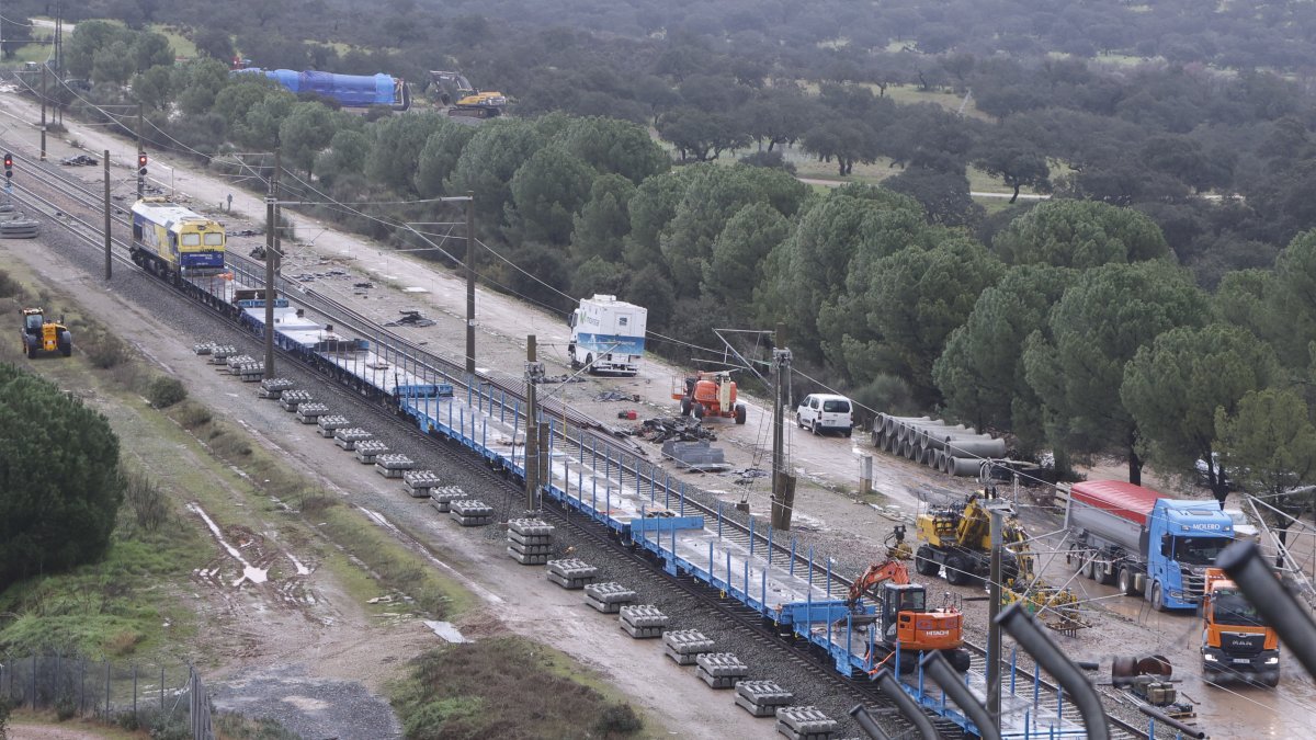 Imágenes de las obra de reparación de la vía en Adamuz tras el siniestro, a 29 de enero de 2026, en Córdoba.