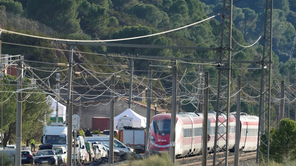 Imagen de la zona del accidente ferroviario con los convoyes de trenes siniestrados en Adamuz.
