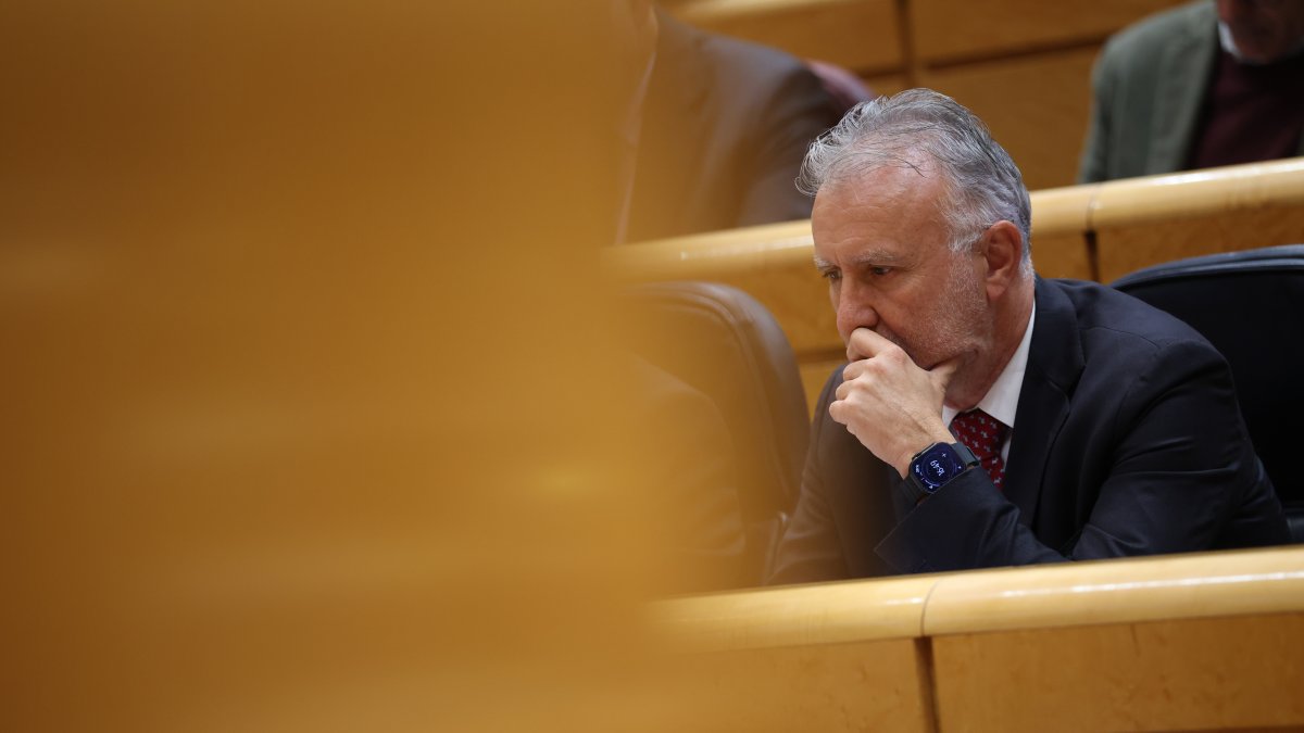 El ministro de Política Territorial y Memoria Democrática, Ángel Víctor Torres, durante una sesión en el Senado.