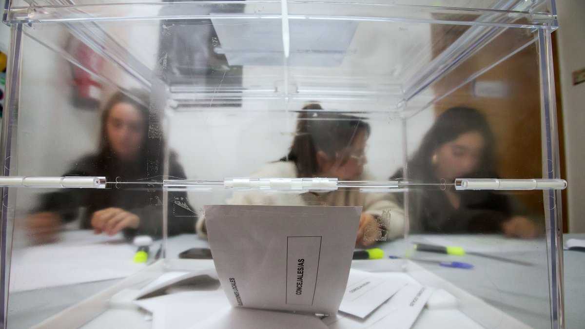 Una urna electoral, a 26 de noviembre de 2023, en Zael, Burgos.