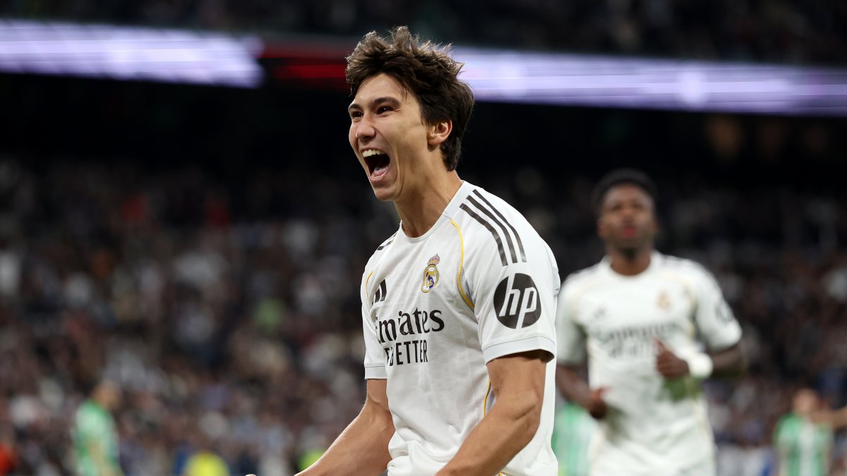 Gonzalo García celebra un tanto ante el Betis; el delantero de La Fábrica pide paso ante la plaga de bajas en el ataque blanco para recibir al Elche