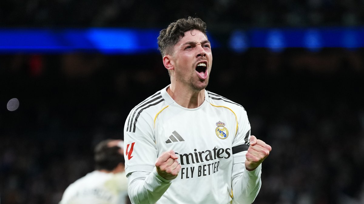 Federico Valverde celebra su gol ante el Elche en el Bernabéu, clave en la victoria del Real Madrid