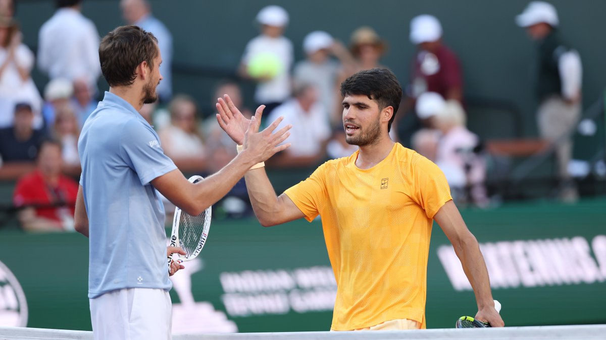 Alcaraz y Medvedev se saludan tras su partido de semifinales en Indian Wells (Photo by Clive Brunskill/Getty Images)