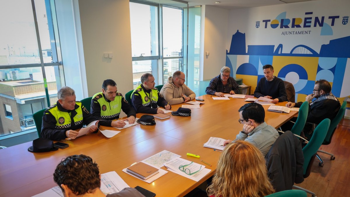 Reunión de responsables municipales y representantes de los cuerpos de seguridad en Torrent.