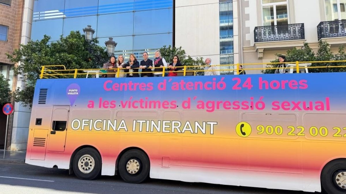 Autobús en València en Fallas para con servicio de atención, prevención e información a posibles víctimas de agresiones sexuales.